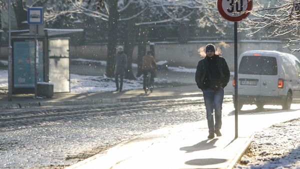 Первый снег в Риге. Прохожий - Sputnik Латвия
