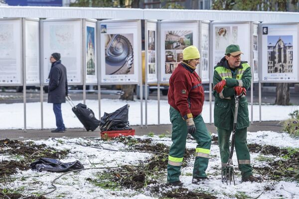 Первый снег в Риге. Сотрудники коммунальных служб - Sputnik Латвия