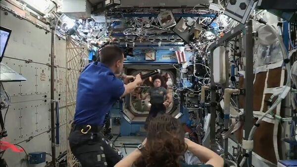 Астронавты NASA сыграли в бейсбол на борту МКС - Sputnik Латвия