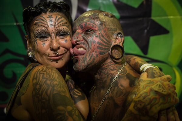 Уругвайский художник-татуировщик Виктор Хьюго Перальта и его жена, аргентинский художник-татуировщик Габриэла Перальта - Sputnik Латвия