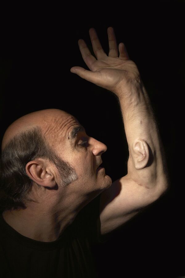Австралийский художник-акционист Стелиос Аркадиу, вырастивший на левой руке дополнительное ухо - Sputnik Латвия
