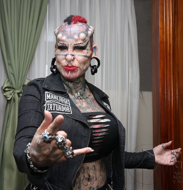 Мексиканская предпринимательница, юрист и татуировщик Мария Хосе Кристерна, также известная как Женщина-вампир - Sputnik Латвия