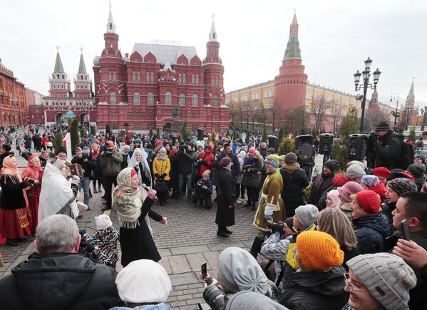 Участники фестиваля День народного единства на Манежной площади в Москве - Sputnik Латвия