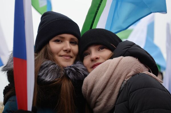 Девушки на митинг-концерте в Екатеринбурге, посвященном празднованию Дня народного единства - Sputnik Латвия