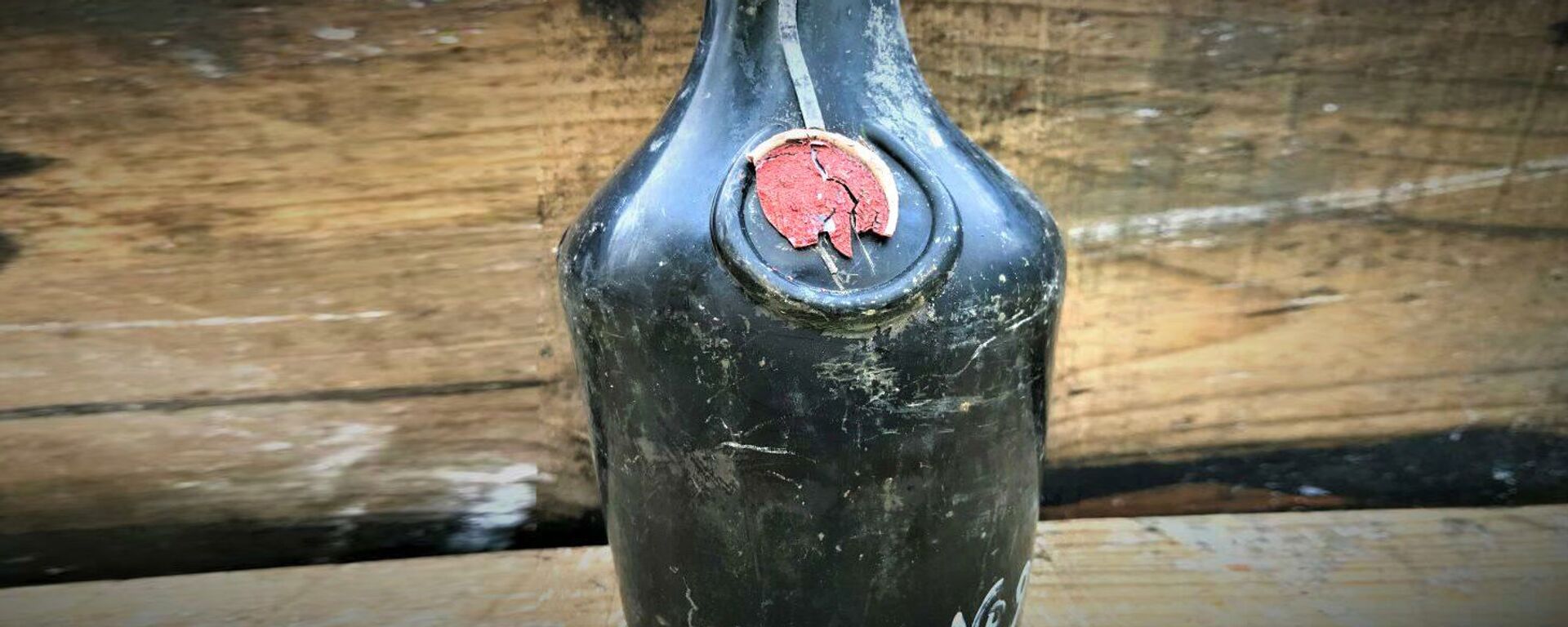 Одна из бутылок найденная на затонувшем судне - Sputnik Latvija, 1920, 09.11.2019