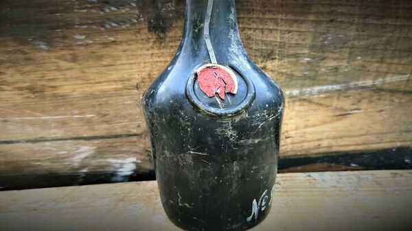 Одна из бутылок найденная на затонувшем судне - Sputnik Латвия
