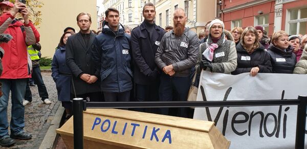 Pikets pie Saeimas: mediķi apglabāja politiku un sāka dziedāt Pikets pie Saeimas: mediķi apglabāja politiku un sāka dziedāt - Sputnik Latvija