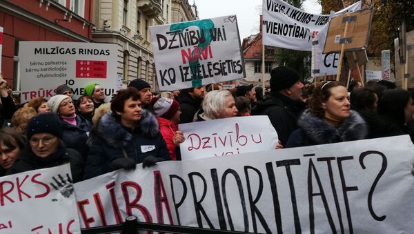 Акция протеста медиков у здания Сейма в Риге - Sputnik Latvija
