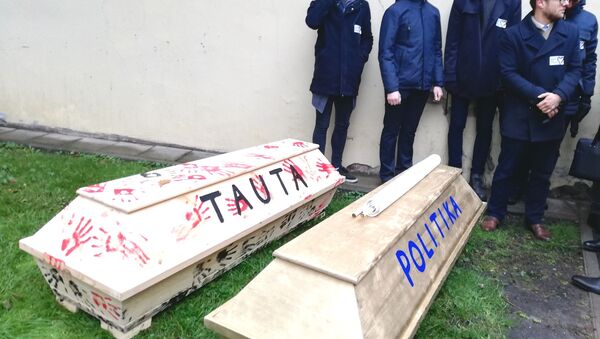 Акция протеста медиков у здания Сейма в Риге - Sputnik Латвия