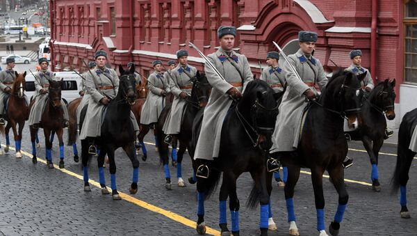 Участники марша, приуроченного к 78-й годовщине парада 7 ноября 1941 года на Красной площади - Sputnik Latvija