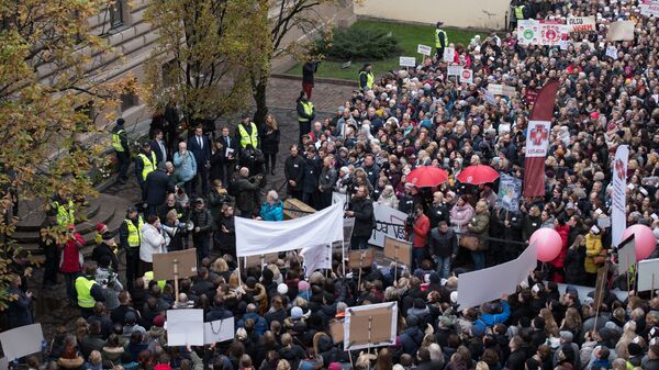 Многотысячная акция протеста медиков и противников краевой реформы у Сейма - Sputnik Латвия