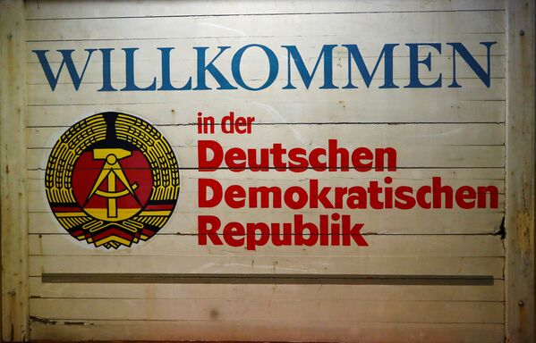 Знак с надписью Добро пожаловать в Германскую Демократическую Республику в музее ГДР в Пирне, Германия - Sputnik Латвия