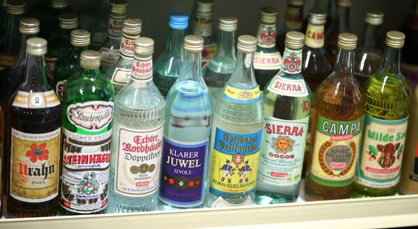 Алкогольные напитки, представленные в музее ГДР в Пирне, Германия - Sputnik Латвия