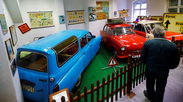Посетитель в музее ГДР в Пирне, Германия - Sputnik Латвия