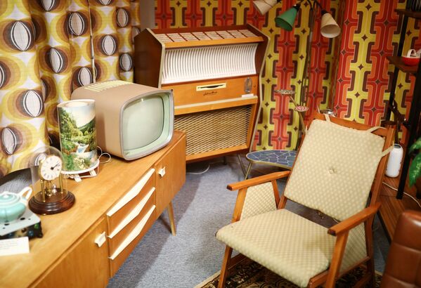 Гостиная в жилом доме в ГДР, представленная в музее ГДР в Пирне, Германия - Sputnik Латвия