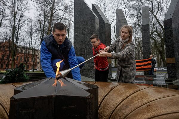 Вечный огонь Даугавпилса снова горит. Снова навсегда Вечный огонь Даугавпилса снова горит. Снова навсегда - Sputnik Латвия