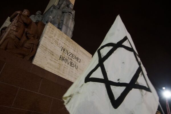 Звезда Давида у памятника Свободы: в Риге почтили память жертв Хрустальной ночи Звезда Давида у памятника Свободы: в Риге почтили память жертв Хрустальной ночи - Sputnik Латвия