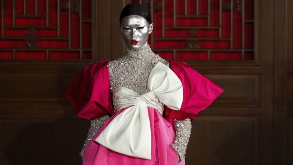 Модель представляет творение дизайнера Pierpaolo Piccioli из коллекции Valentino Haute Couture во время показа мод в Летнем дворце Аман в Пекине, Китай - Sputnik Латвия
