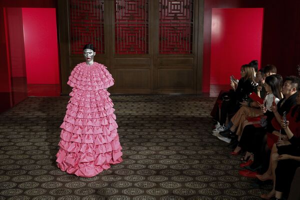 Модель представляет творение дизайнера Pierpaolo Piccioli из коллекции Valentino Haute Couture во время показа мод Летнем дворце Аман в Пекине, Китай - Sputnik Латвия