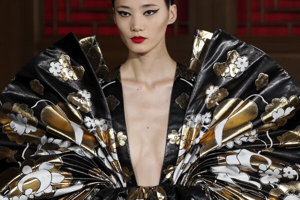 Модель представляет творение дизайнера Pierpaolo Piccioli из коллекции Valentino Haute Couture во время показа мод Летнем дворце Аман в Пекине, Китай - Sputnik Латвия