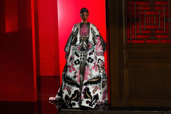 Модель представляет творение дизайнера Pierpaolo Piccioli из коллекции Valentino Haute Couture во время показа мод в Летнем дворце Аман в Пекине, Китай Модель представляет творение дизайнера Pierpaolo Piccioli из коллекции Valentino Haute Couture во время показа мод в Летнем дворце Аман в Пекине, Китай - Sputnik Латвия