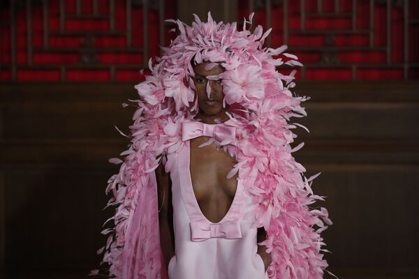 Модель представляет творение дизайнера Pierpaolo Piccioli из коллекции Valentino Haute Couture во время показа мод в Летнем дворце Аман в Пекине, Китай Модель представляет творение дизайнера Pierpaolo Piccioli из коллекции Valentino Haute Couture во время показа мод в Летнем дворце Аман в Пекине, Китай - Sputnik Латвия