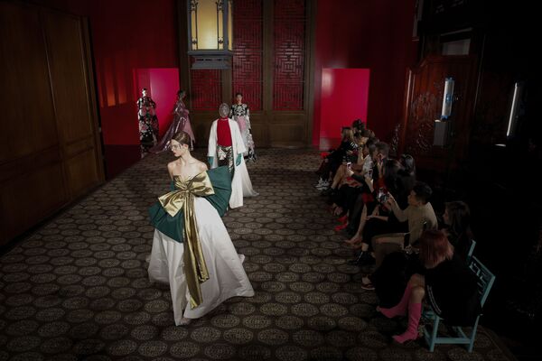 Модели представляют творения дизайнера Pierpaolo Piccioli из коллекции Valentino Haute Couture во время показа мод в Летнем дворце Аман в Пекине, Китай - Sputnik Латвия