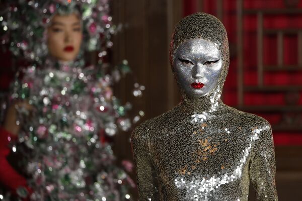 Модель представляет творение дизайнера Pierpaolo Piccioli из коллекции Valentino Haute Couture во время показа мод в Летнем дворце Аман в Пекине, Китай - Sputnik Латвия