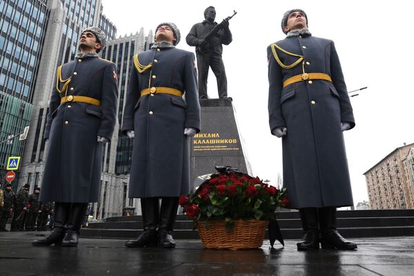 Церемония возложения цветов к памятнику Михаила Калашникова в Оружейном сквере на пересечении Оружейного переулка и Долгоруковской улицы во время мемориальной акции Российского военно-исторического общества 100 гвоздик к 100-летию Михаила Калашникова Церемония возложения цветов к памятнику Михаила Калашникова в Оружейном сквере на пересечении Оружейного переулка и Долгоруковской улицы во время мемориальной акции Российского военно-исторического общества 100 гвоздик к 100-летию Михаила Калашникова - Sputnik Латвия