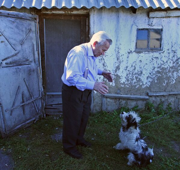 Михаил Калашников с собакой в селе Курья Алтайского края - Sputnik Латвия