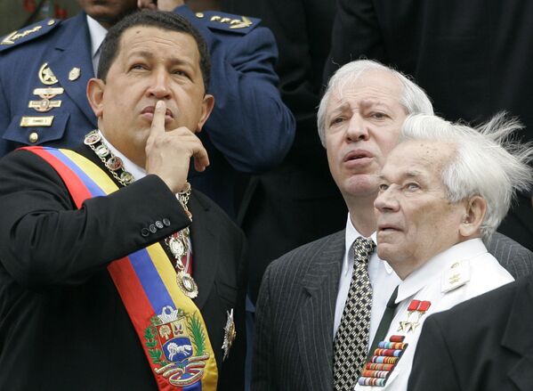 Президент Венесуэлы Уго Чавес и конструктор-оружейник Михаил Калашников в Каракасе  - Sputnik Латвия