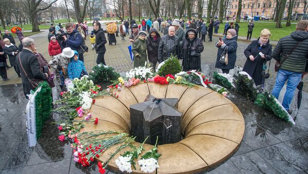 Зажжение Вечного огня в Даугавпилсе вызвало бурную реакцию нацпатриотов - Sputnik Латвия