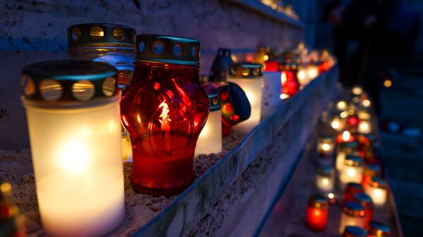 Поминальные свечи на Братском кладбище в Риге в День Лачплесиса - Sputnik Latvija