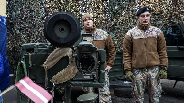 Латвийские солдаты у противовоздушного комплекса RBS 70 в День Лачплесиса - Sputnik Латвия