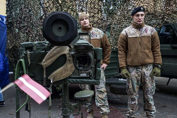 Латвийские солдаты у противовоздушного комплекса RBS 70 в День Лачплесиса Латвийские солдаты у противовоздушного комплекса RBS 70 в День Лачплесиса - Sputnik Латвия