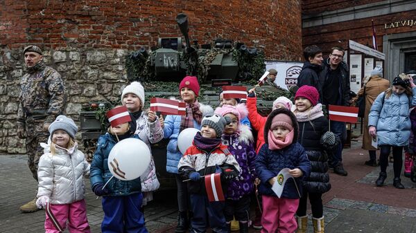 Дети фотографируются у подержанной британской танкетки CVRT, закупленной латвийской армией - Sputnik Латвия