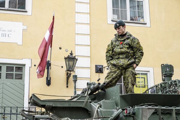 Солдат канадского контингента НАТО в Латвии на БТР LAV 6 в День Лачплесиса - Sputnik Латвия