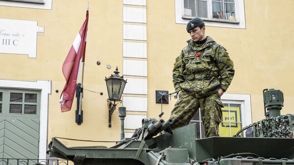 Солдат канадского контингента НАТО в Латвии на БТР LAV 6 в День Лачплесиса - Sputnik Latvija