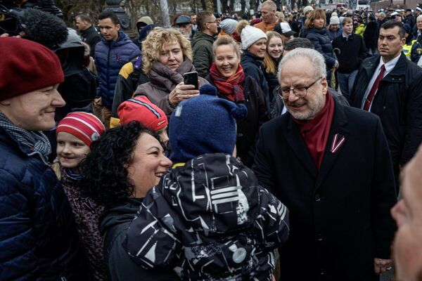 Эгилс Левитс приветствует собравшихся у памятника Свободы в День провозглашения независимости Латвии - Sputnik Латвия