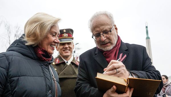 Президент Эгилс Левитс подписывает книгу у памятника Свободы в День провозглашения Латвийской Республики - Sputnik Latvija
