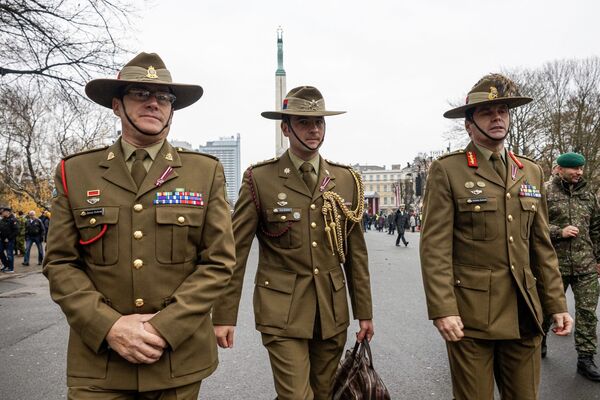 Австралийские военные у памятника Свободы в День провозглашения независимости Латвии - Sputnik Латвия