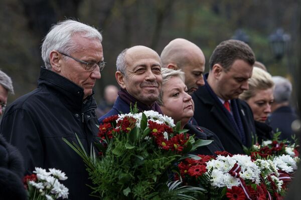 Мэр Риги Олег Буров и вице-мэр Анна Владова (в центре) у памятника Свободы - Sputnik Латвия