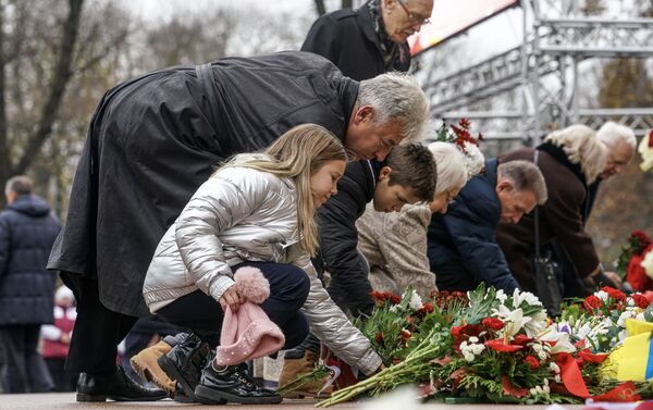 Latvijas iedzīvotāji noliek ziedus pie Brīvības pieminekļa Neatkarības proklamēšanas dienā - Sputnik Latvija