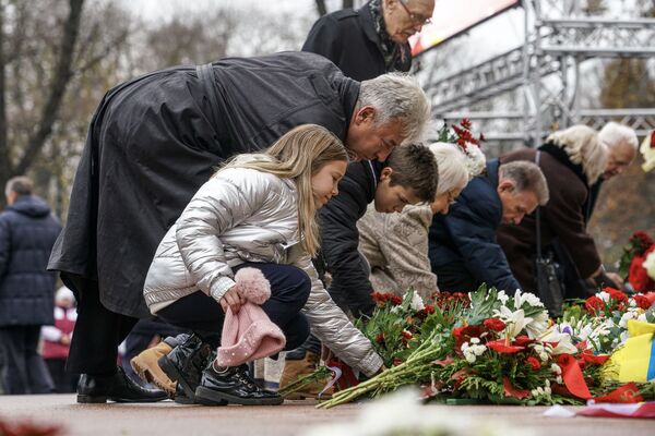 Латвийцы возлагают цветы к памятнику Свободы в День провозглашения независимости Латвии - Sputnik Латвия