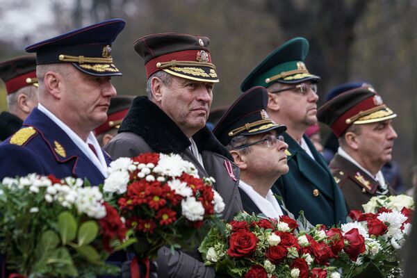 Латвийское военное командование у памятника Свободы. Второй слева - командующий НВС Леонид Калниньш - Sputnik Латвия