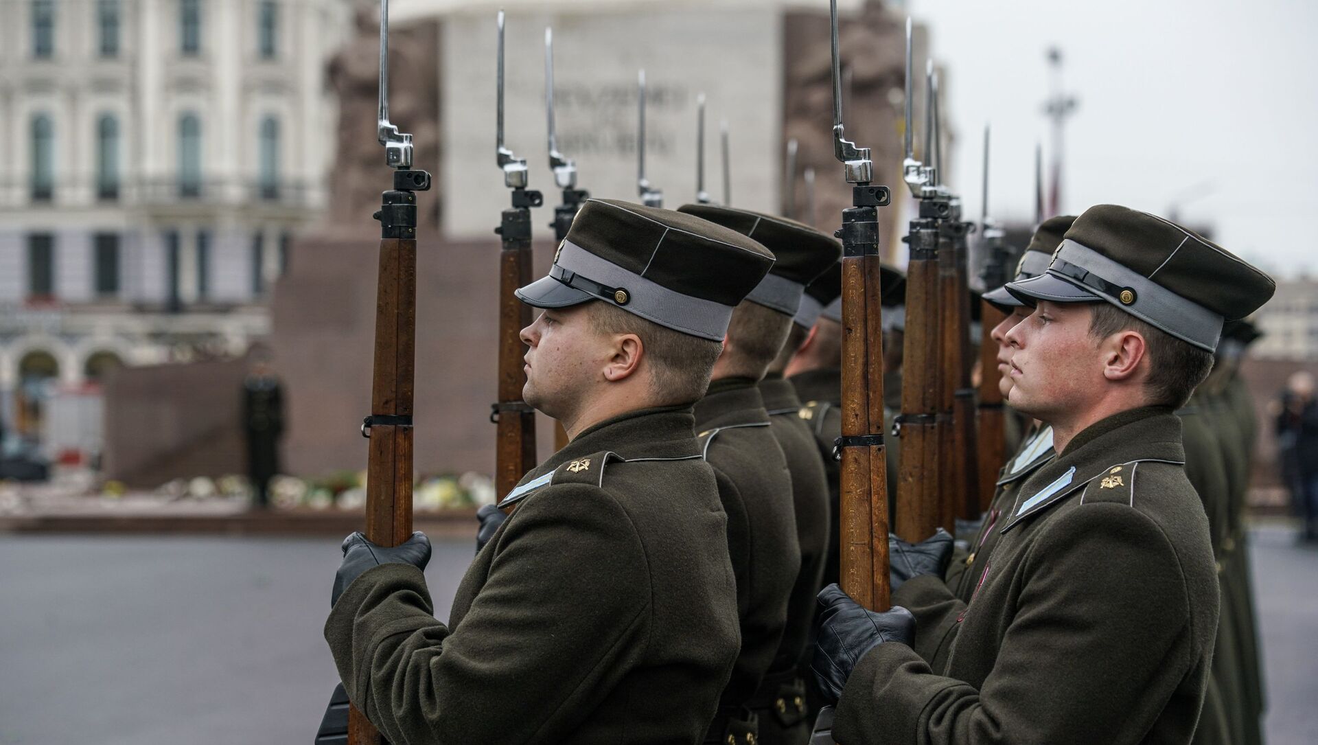 Почетный караул у памятника Свободы в День провозглашения независимости Латвии - Sputnik Латвия, 1920, 05.05.2021