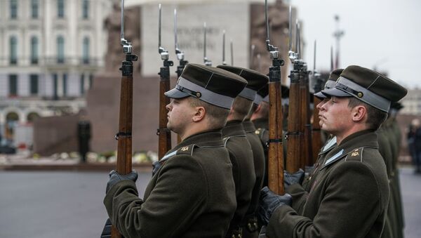 Почетный караул у памятника Свободы в День провозглашения независимости Латвии - Sputnik Латвия
