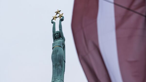 Памятник Свободы и флаг Латвии - Sputnik Латвия