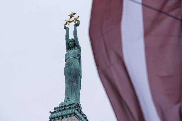 Памятник Свободы и флаг Латвии - Sputnik Латвия