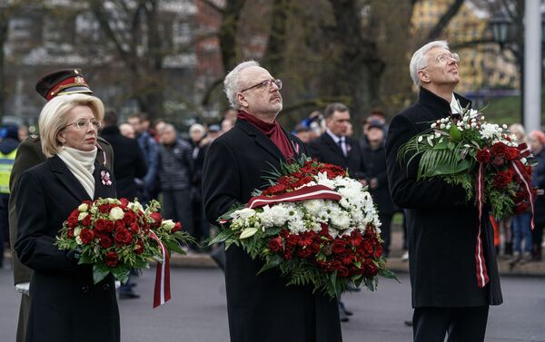 Ināra Mūrniece, Egils Levits un Krišjānis Kariņš pie Brīvības pieminekļa Neatkarības proklamēšanas dienā - Sputnik Latvija